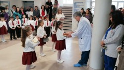 Денят на родилната помощ бе отбелязан с празнична програма, подготвена от ДГ "Кокиче"