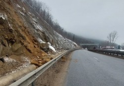 Внимание, шофьори! Опасност от падащи камъни на скоростния път Мездра-Ботевград