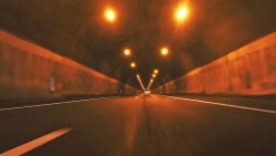 Движението през тунел „Топли дол“ на АМ „Хемус“ ще продължи да е в двете тръби