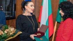 На тържествена церемония наградиха Софи Маринова с почетен знак на Община Етрополе "За граждански принос"