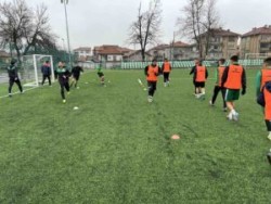 Футболистите с изразителна победа в първата контрола