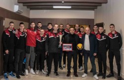 Носителите на Купа България Висша Лига с трогателен жест към кмета на oбщина Етрополе