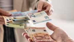 Задържаха просяк от Ботевград, пазарувал с фалшиво евро в няколко магазина в Карлово