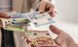 Задържаха просяк от Ботевград, пазарувал с фалшиво евро в няколко магазина в Карлово