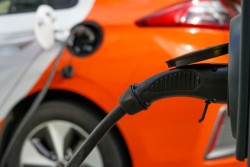 Зарядна станция за електромобили ще бъде поставена на общинския паркинг