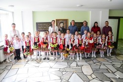 Деца от детска градина “Иглика“ поздравиха общинската администрация по повод великденските празници