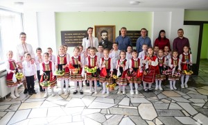 Деца от детска градина “Иглика“ поздравиха общинската администрация по повод великденските празници