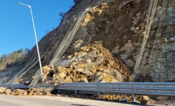 Тонове скална маса се срутиха на новия път Ботевград-Мездра
