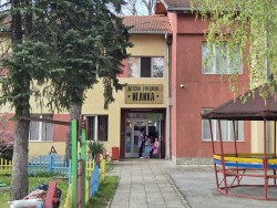 Нови детски съоръжения за двора на детска градина "Иглика"