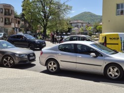 Проблемът със струпването на автомобили около ОУ “Н. Й. Вапцаров“- начален етап, ще бъде решен до началото на новата учебна година 