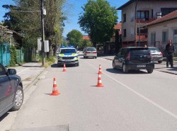 Пътен инцидент на ул. „Божко Божилов“ в Ботевград. Тротинетка се блъсна в автомобил 