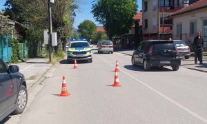 Пътен инцидент на ул. „Божко Божилов“ в Ботевград. Тротинетка се блъсна в автомобил 