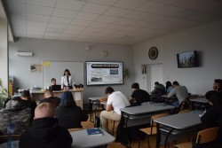 Ученици от ППМГ с високи изпитни резултати влязоха в ролята на учители в други учебни заведения в Софийска област 