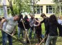 Общински съветници и ученици засадиха редки видове дръвчета в двора на гимназията