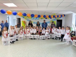 Деца от ДГ "Иглика" поздравиха работниците в APS по случай предстоящия празник на труда