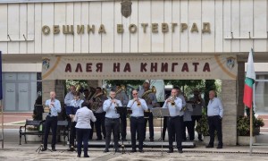 Историкът д-р Александър Стоянов бе гост в „Алея на книгата“ на днешния празничен ден