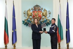 Петко Върбин и Данаил Влахов от Врачеш, които работят като пожарникари в София, днес бяха наградени от президента Илияна Йотова за проявен  героизъм