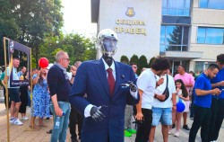 Роботът Робърт поздрави НПГ по КТС за 40-годишния юбилей