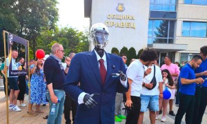 Роботът Робърт поздрави НПГ по КТС за 40-годишния юбилей