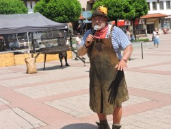 Ути Бъчваров впечатли Етрополе с гигантска етрополска баница 
