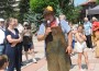 Ути Бъчваров впечатли Етрополе с гигантска етрополска баница 