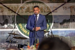 ХИЛЯДИ ЖИТЕЛИ АПЛОДИРАХА ПЪРВОТО ИЗПЪЛНЕНИЕ НА ХИМНА НА ЕТРОПОЛЕ В НАВЕЧЕРИЕТО НА ПРАЗНИКА НА ГРАДА