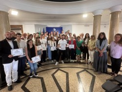 Рекордните 152 отличници завършиха програмата на МОН за ИТ умения и кариера
