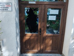 Посегнаха на манастира „Свети Николай“ в Скравена, разбиха входната врата и откраднаха даренията