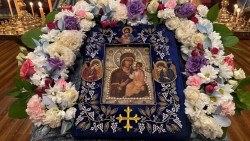 Чудотворната Хавайска мироточива Иверска икона на Пресвета Богородица  ще пристигне в Ловеч на 8 август. Организират безплатен транспорт от Ботевград