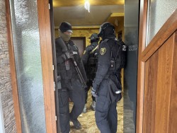 Акция на ГДБОП в Новачене: Трима задържани за лихварство, принуда и сводничество
