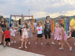 Детски смях изпълни новата площадка в Етрополе