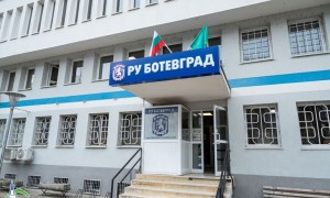 Автомобил се обърна по таван между Литаково и Радотина, шофьорът напуснал мeстопроизшествието