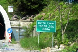 Аварирал камион затруднява движението в тунел „Топли дол“ на АМ „Хемус“