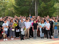 С усмивки и вълнение НПГ по КТС посрещна новата учебна година
