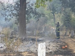 Пожар в гробищния парк в Скравена, от кметството призовават за повече внимание при паленето на свещи