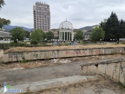 Градският площад се променя, старите язви остават: занемарени частни имоти загрозяват центъра
