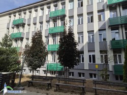 Едната страна на фасадата на Поликлиниката вече е готова – сградата придобива изцяло нов облик