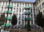 Едната страна на фасадата на Поликлиниката вече е готова – сградата придобива изцяло нов облик