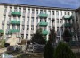 Едната страна на фасадата на Поликлиниката вече е готова – сградата придобива изцяло нов облик
