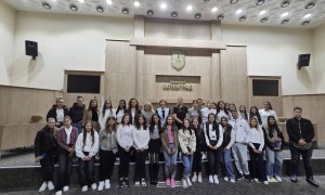 Ученици от ПГТМ „Христо Ботев“ гостуваха на общинската администрация по повод Деня на българската община