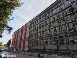 Временно затварят паркинга до поликлиниката в Ботевград заради премахване на опасни дървета
