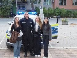 Четири ученички от ППМГ „Акад. проф. д-р Асен Златаров“ станаха полицаи за един ден