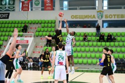 Ботев 2012 загуби като домакин от Ботев Академик