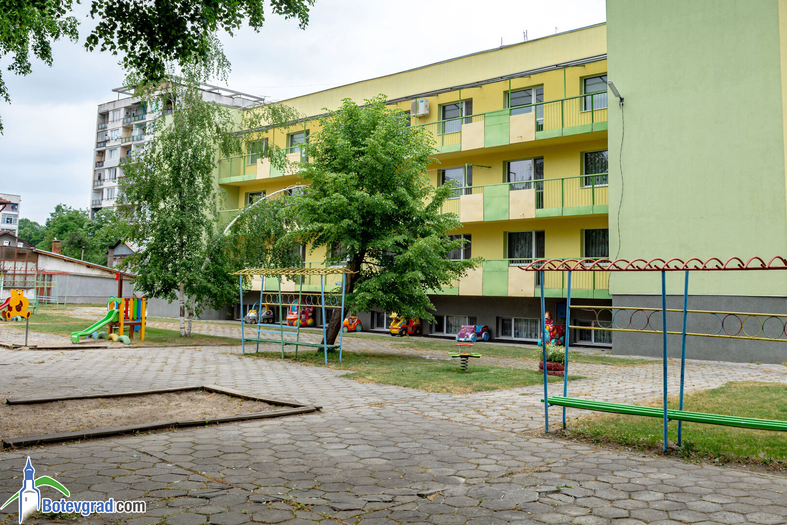 Обновяват дворните пространства на две детски градини